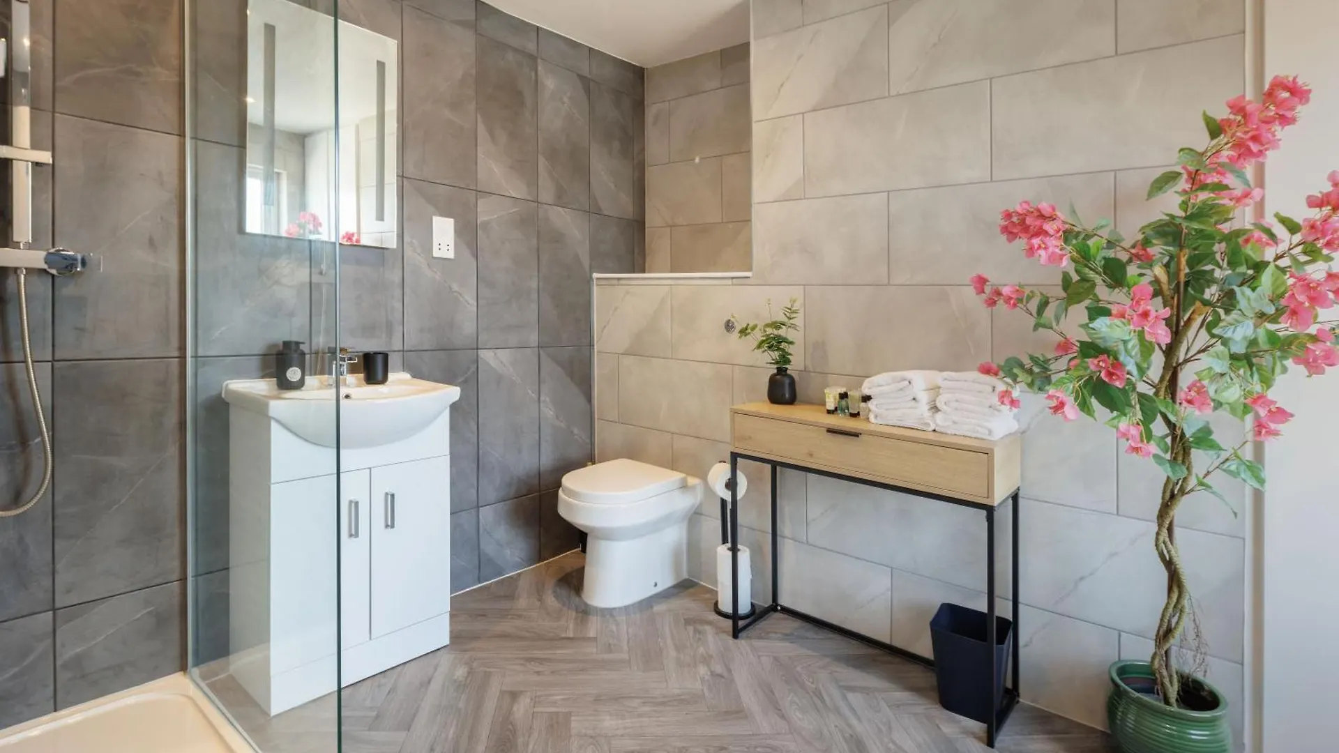 Daire 4 Bedroom, Sleeps 8, 3 Bathroom, Hot Tub, Wifi, Smart Tvs In Each Room 3 Min Walk To Kingsholm Stadium Gloucester