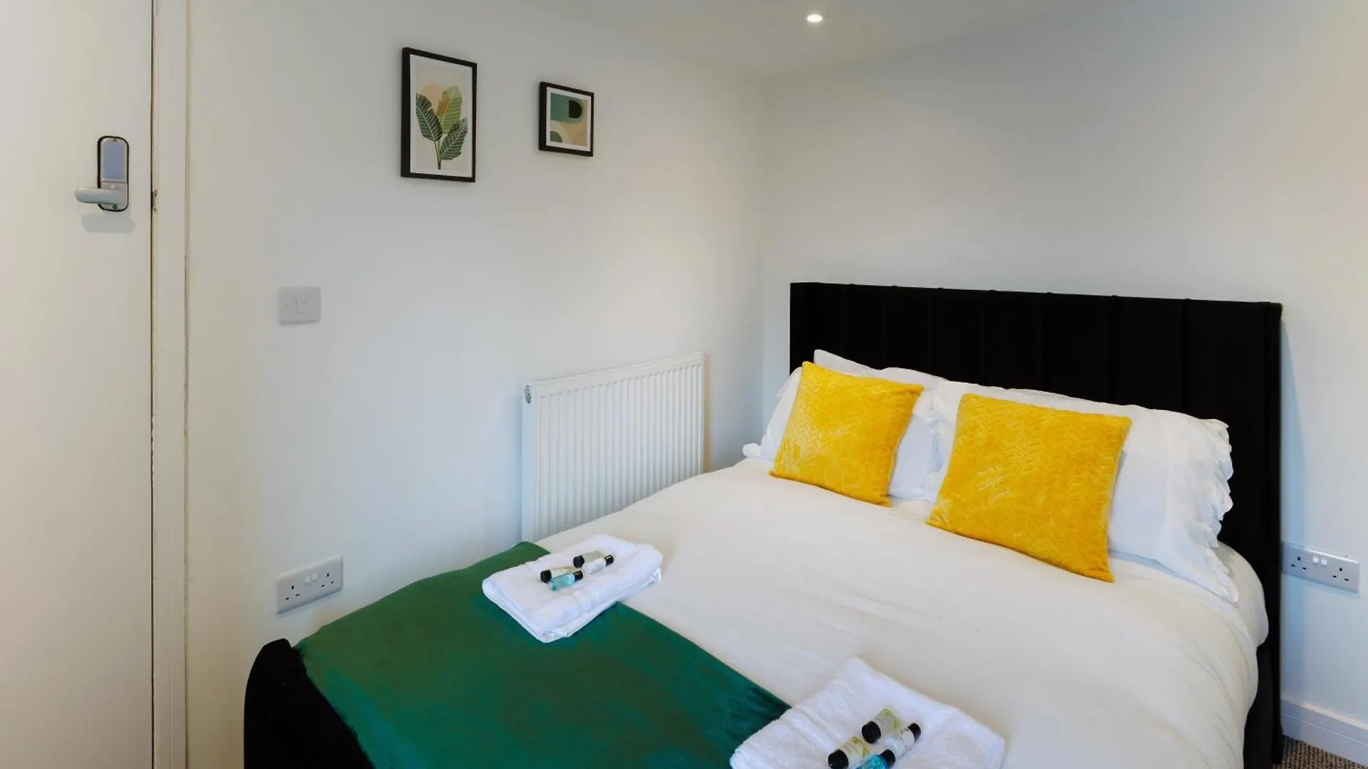 4 Bedroom, Sleeps 8, 3 Bathroom, Hot Tub, Wifi, Smart Tvs In Each Room 3 Min Walk To Kingsholm Stadium Gloucester Daire
