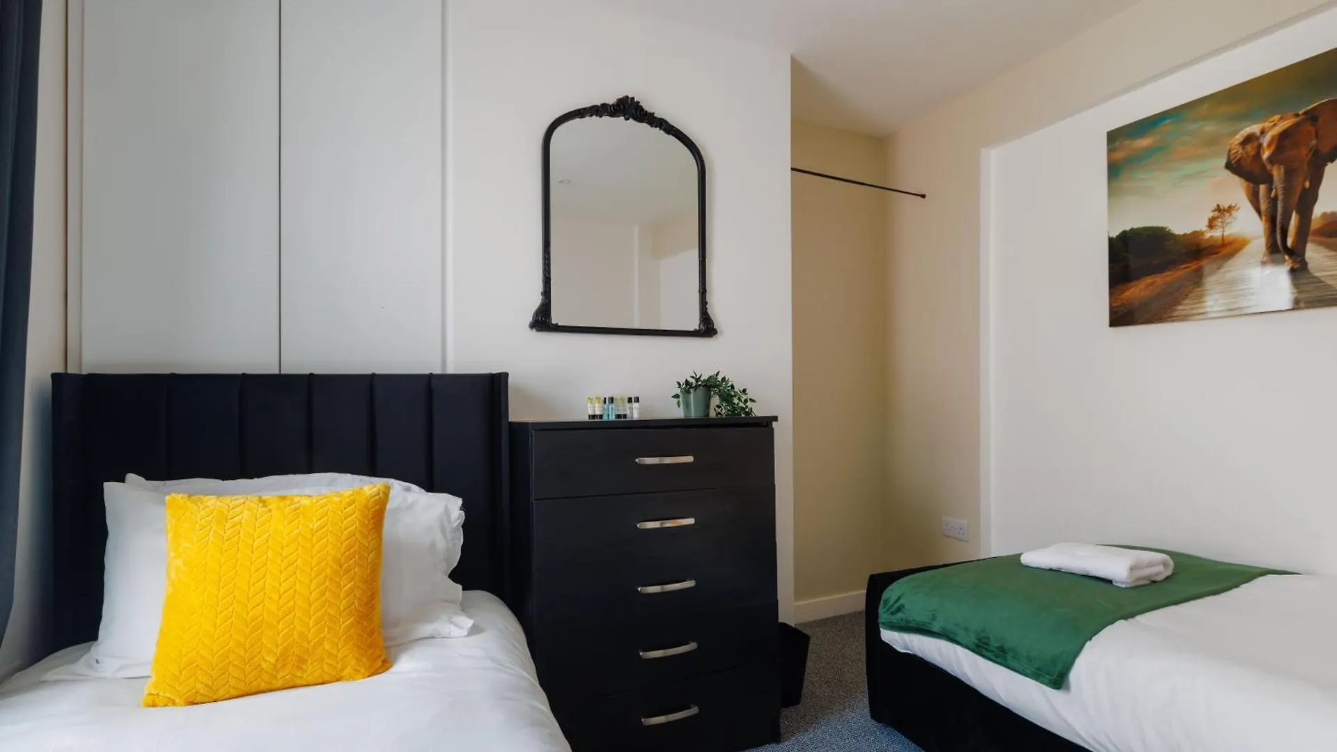 4 Bedroom, Sleeps 8, 3 Bathroom, Hot Tub, Wifi, Smart Tvs In Each Room 3 Min Walk To Kingsholm Stadium Gloucester 0*,  United Kingdom