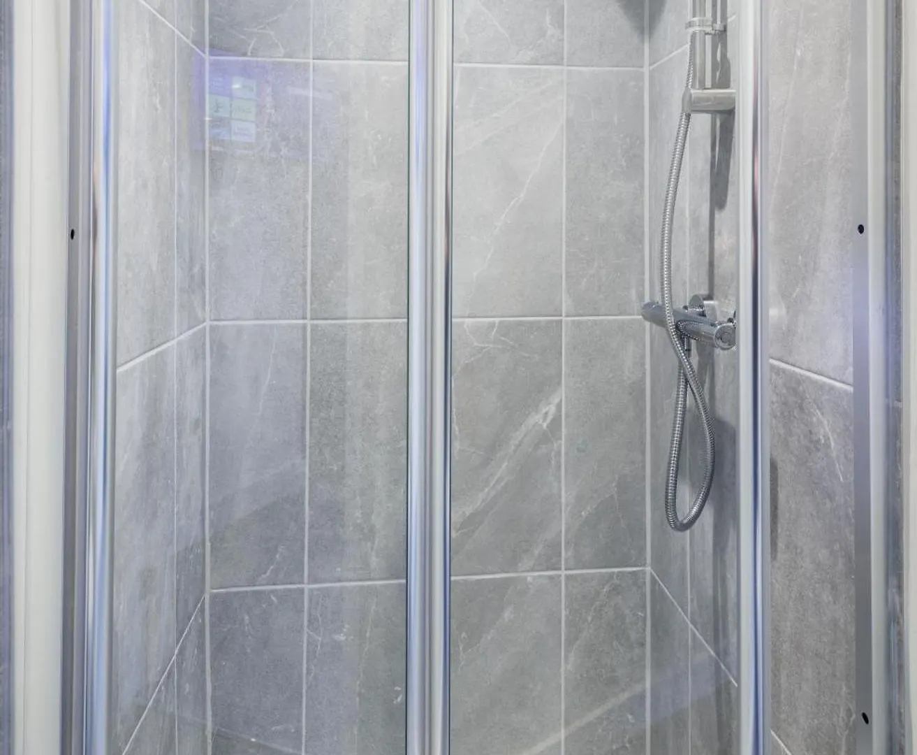 4 Bedroom, Sleeps 8, 3 Bathroom, Hot Tub, Wifi, Smart Tvs In Each Room 3 Min Walk To Kingsholm Stadium Gloucester Apartment